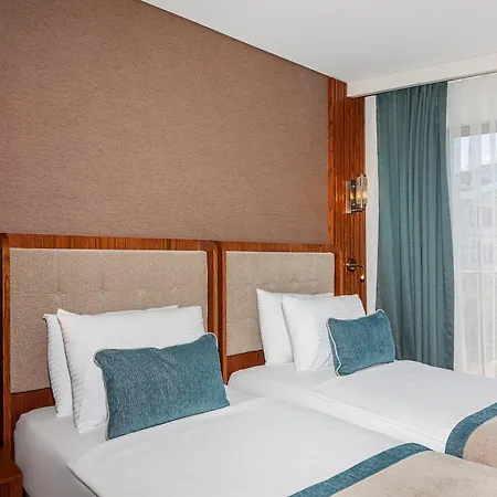 Triton & Boutique In The Old 4*