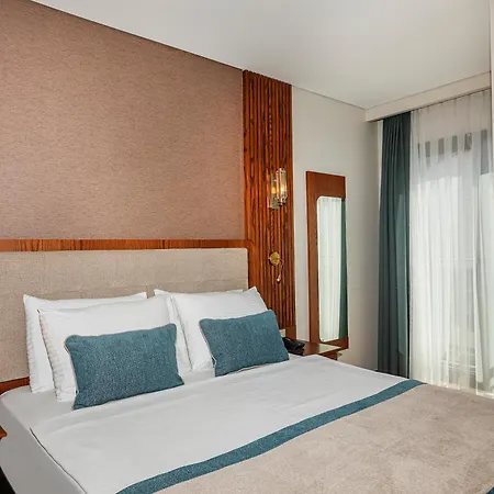 Triton & Boutique In The Old 4*