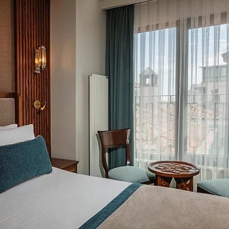 Triton & Boutique In The Old 4*