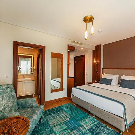 Triton & Boutique In The Old 4*