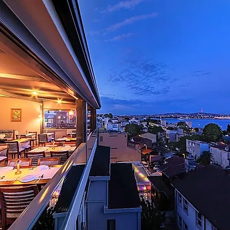 Triton & Boutique In The Old 4*
