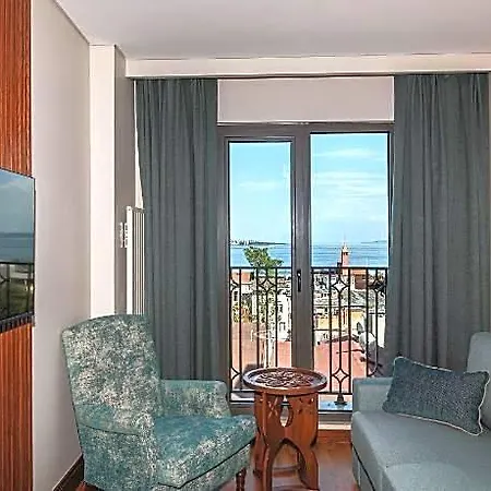 Triton Hotel 4*